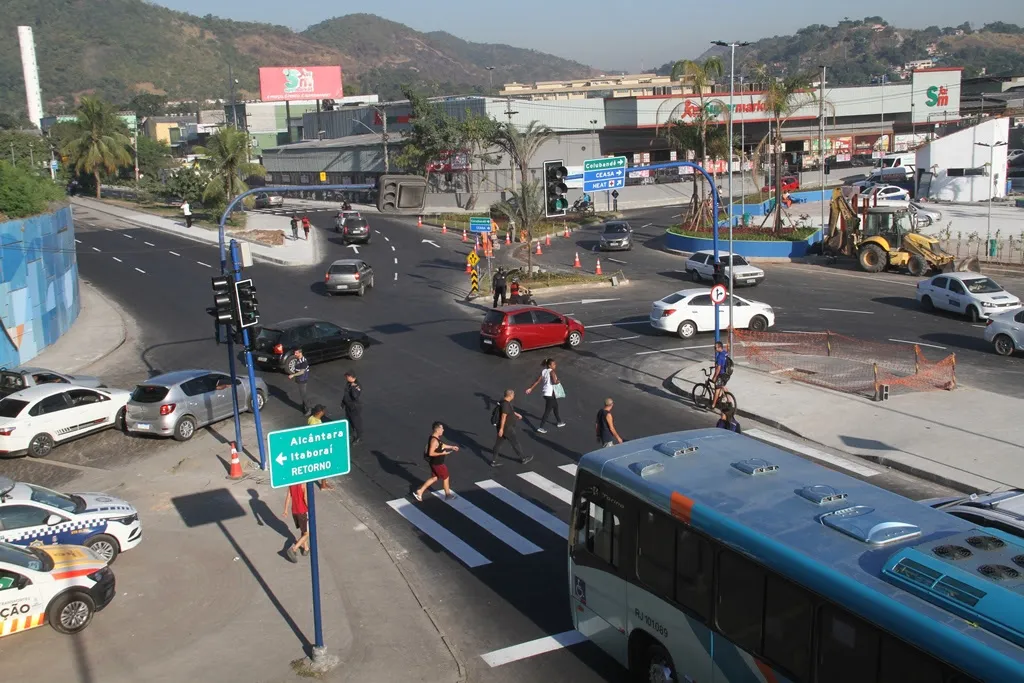 Antes da pavimentação, a praça e o seu entorno receberam obras de drenagem