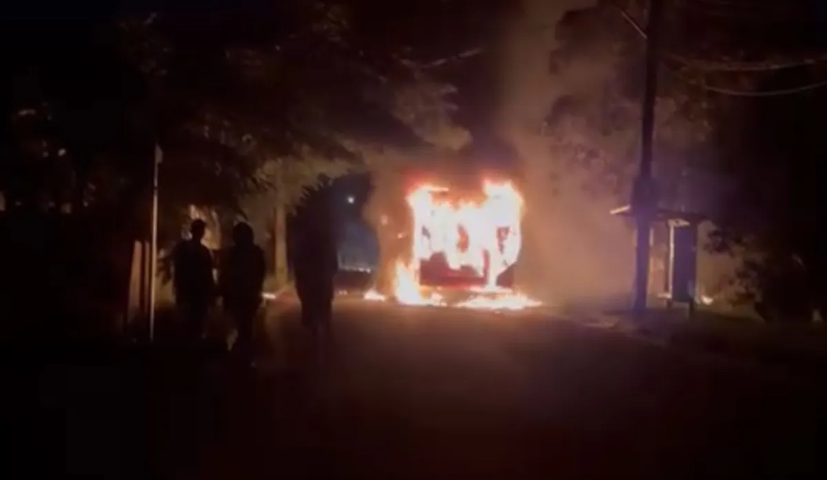 Ônibus foi incendiado durante a madrugada