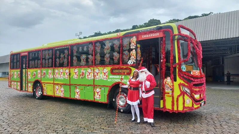 Ônibus é decorado com enfeites natalinos anualmente e Papai Noel e Mamãe Noel presenteiam passageiros