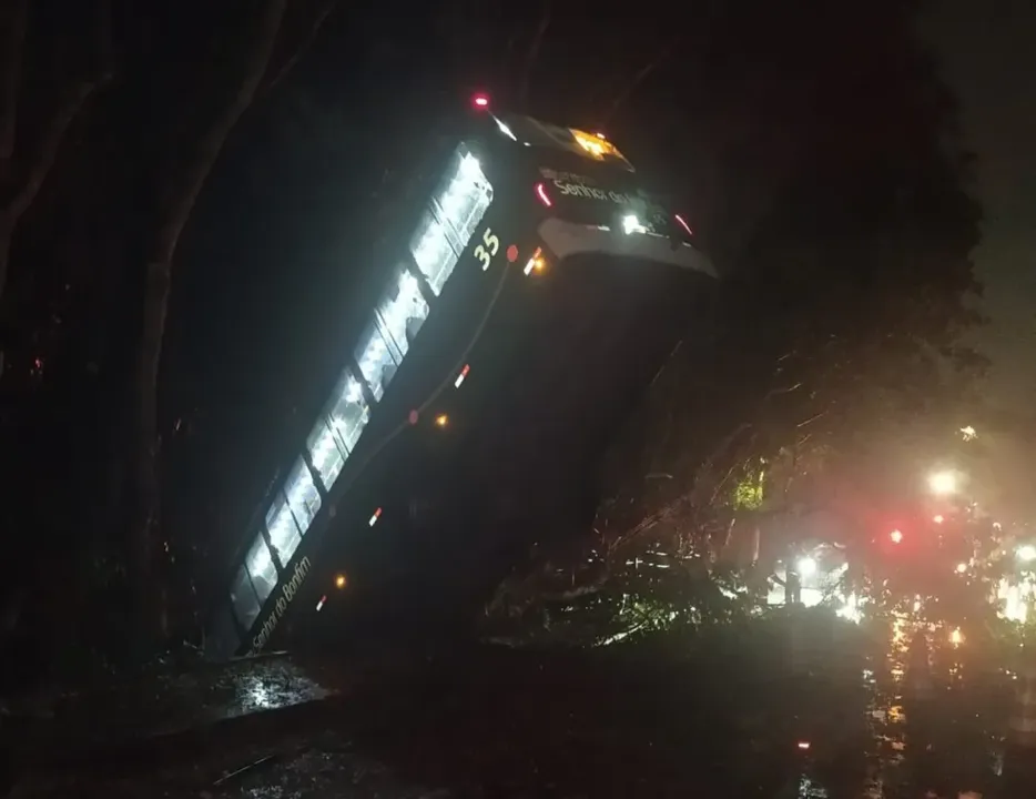 Ônibus sai da pista e fica pendurado em ribanceira