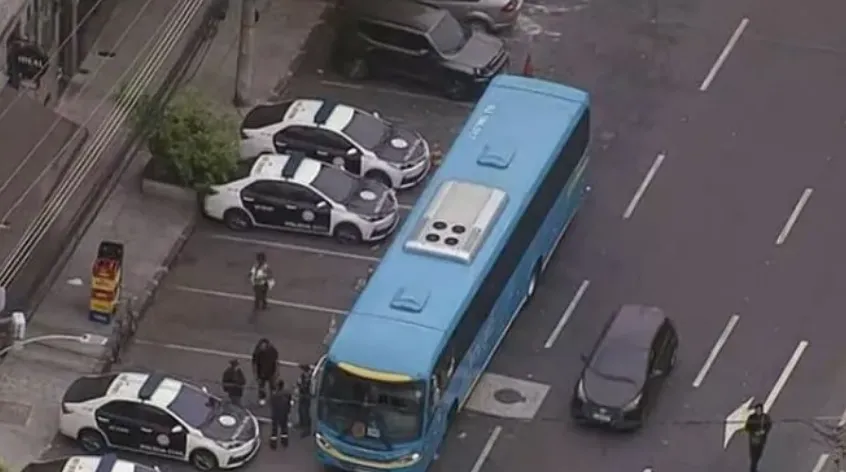 Ônibus da viação Nossa Senhora do Amparo, que seguia de Maricá com destino ao Rio