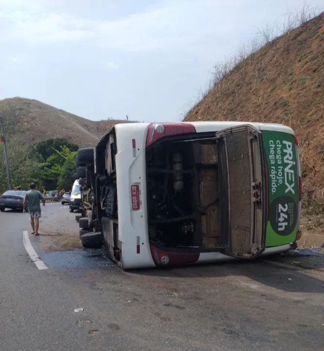 O tombamento do veículo aconteceu na altura do km 225, por volta das 10h