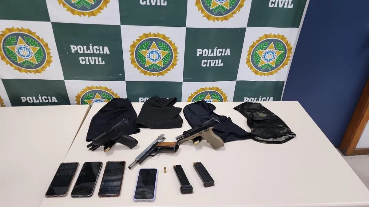 Os agentes também apreenderam três pistolas e um veículo, que havia sido roubado no último dia 21, no bairro Méier