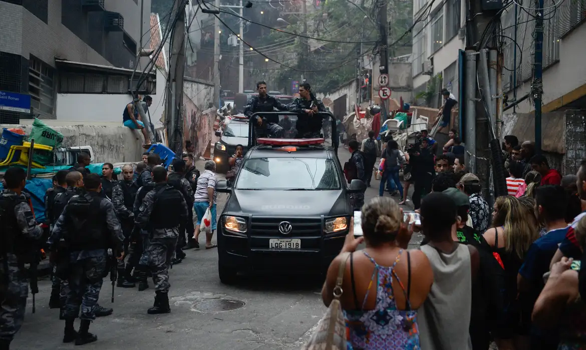 Polícia Militar faz operação nas comunidades da Fé e do Sereno, no Complexo da Penha, na Zona Norte do Rio