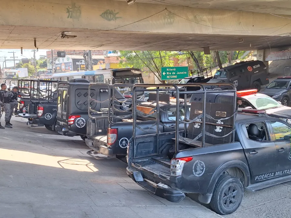 Agentes estão posicionados em locais estratégicos de entrada e saída do Complexo do Salgueiro, como no viaduto do Porto do Rosa