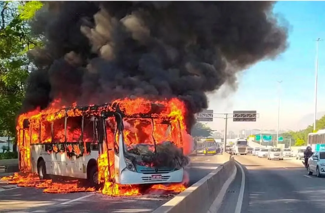 Ônibus é incendiado por represália de criminosos em ação da Polícia Militar