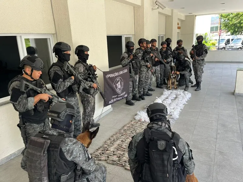 Equipes do Batalhão de Ações com Cães (BAC) participaram da operação