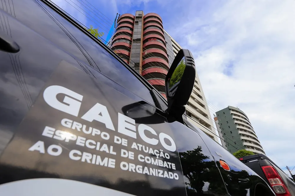 A investigação teve início em setembro de 2023, a partir da prisão em flagrante de duas pessoas por furto de automóvel da locadora Localiza