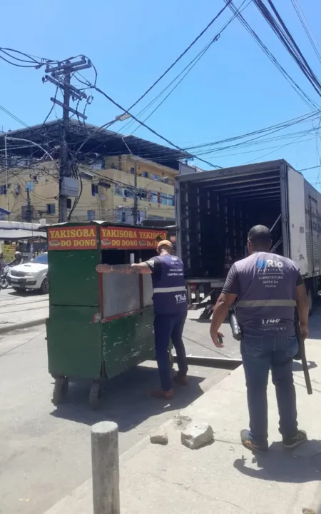 Cinco barracas sem documentação foram removidas