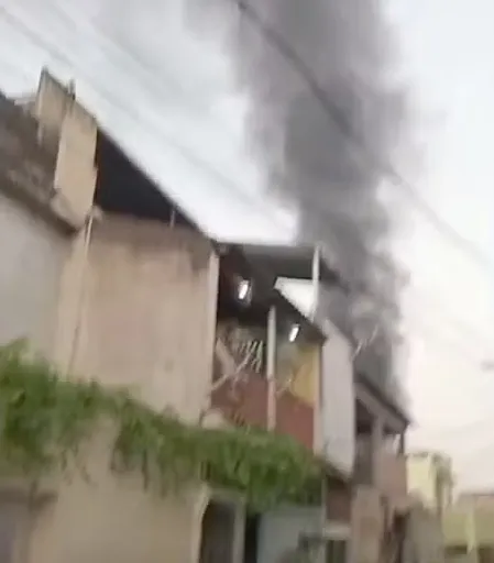 A coluna de fumaça vista na localidade do Caratê, na Cidade de Deus