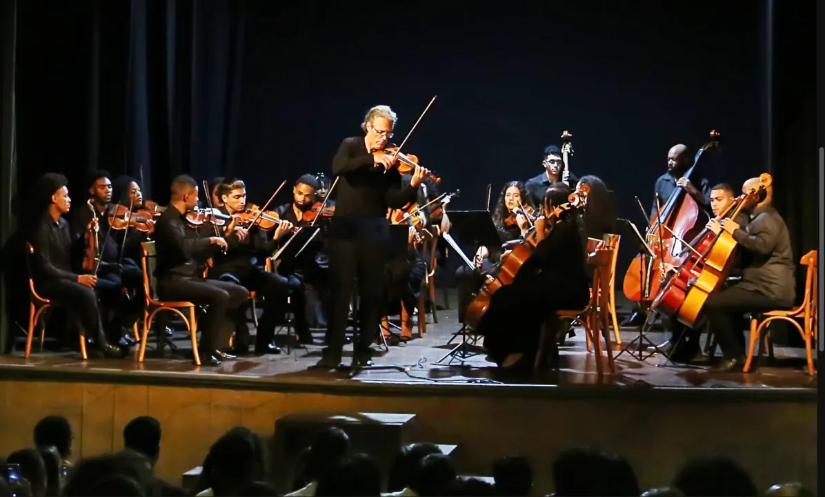 Orquestra da Grota faz última apresentação de maestro Michael Rein