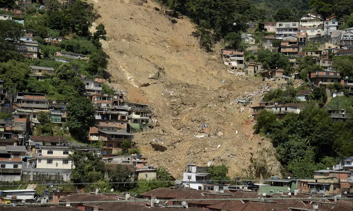 As equipes das secretarias de Obras e Defesa Civil da prefeitura  acionaram imediatamente a Polícia Civil para a realização de perícia