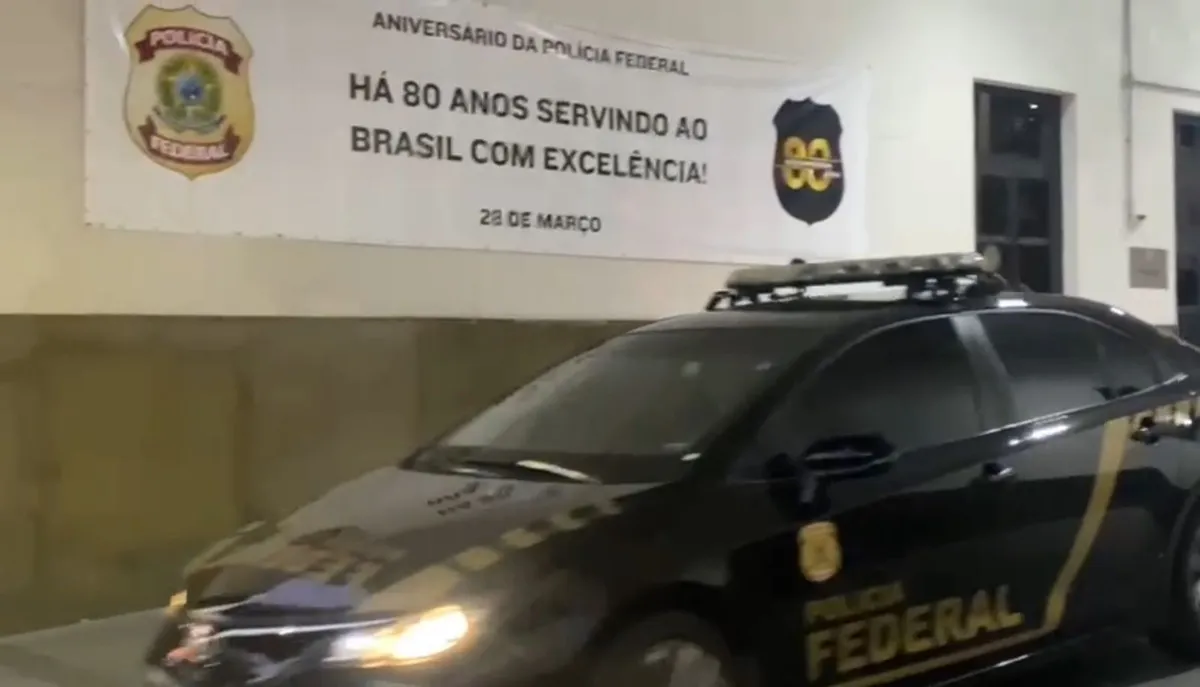 Na ação de hoje, cerca de 60 policiais federais cumprem 12 mandados de busca e apreensão e três mandados de exibição e entrega de documentos