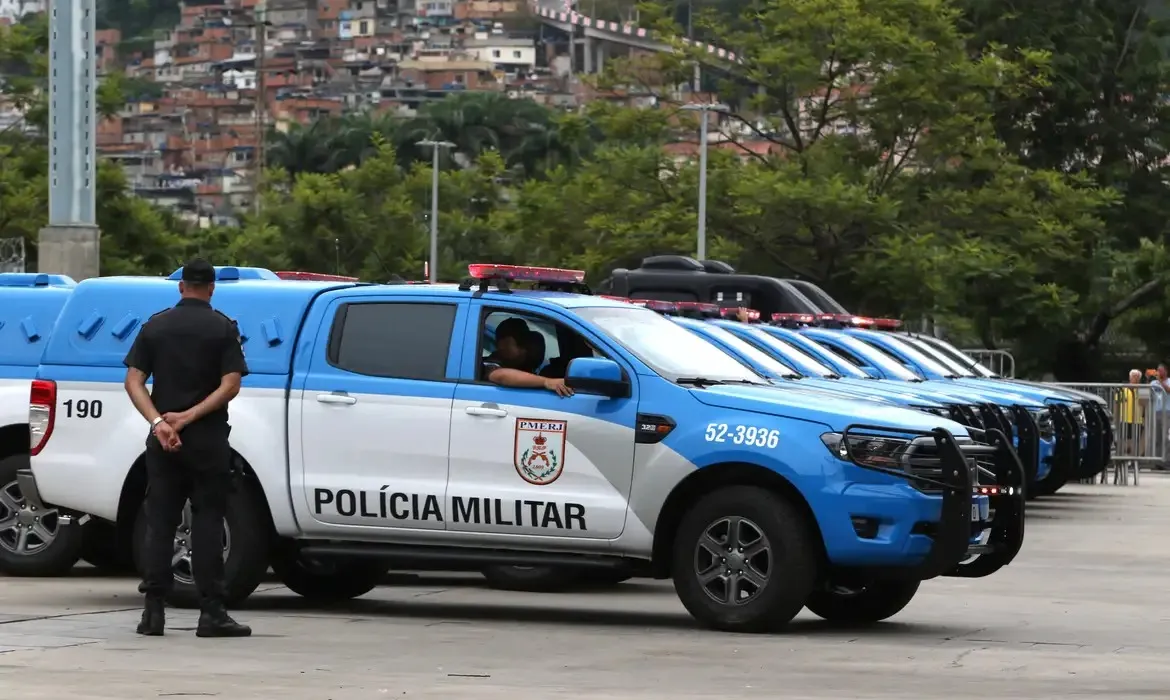 Agentes da Polícia Militar estão sendo investigados por excessos na abordagem a três jovens negros