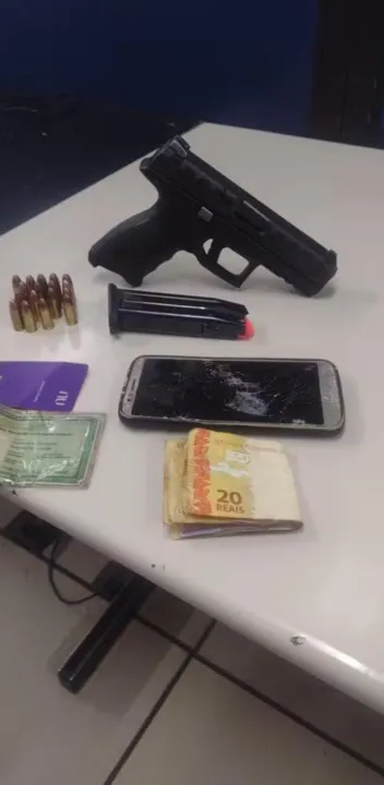 Com ele, a polícia encontrou celular, dinheiro e identidade de uma vítima