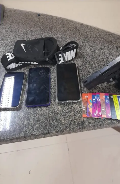 Trio foi encontrado com celulares e uma réplica de arma