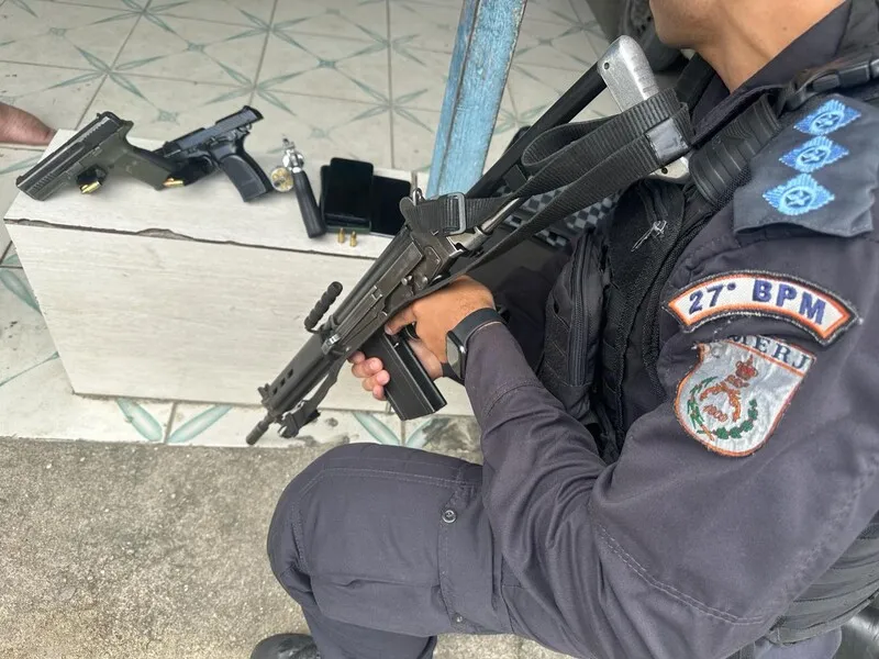 Os agentes apreenderam duas pistolas e um revolver