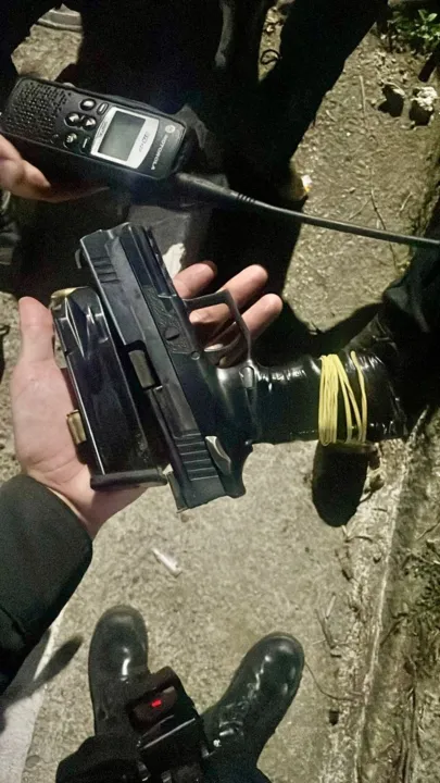 Com o menor, foram encontrados: uma pistola calibre 9mm; um carregador, 9 munições calibre 9mm, um radiotransmissor e uma capa de colete balístico