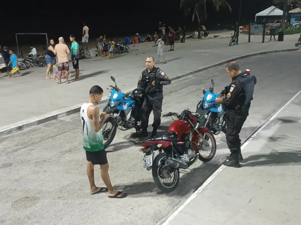 PM aborda motoqueiro na orla do Peró. Sem habilitação, capacete e equipamentos de segurança