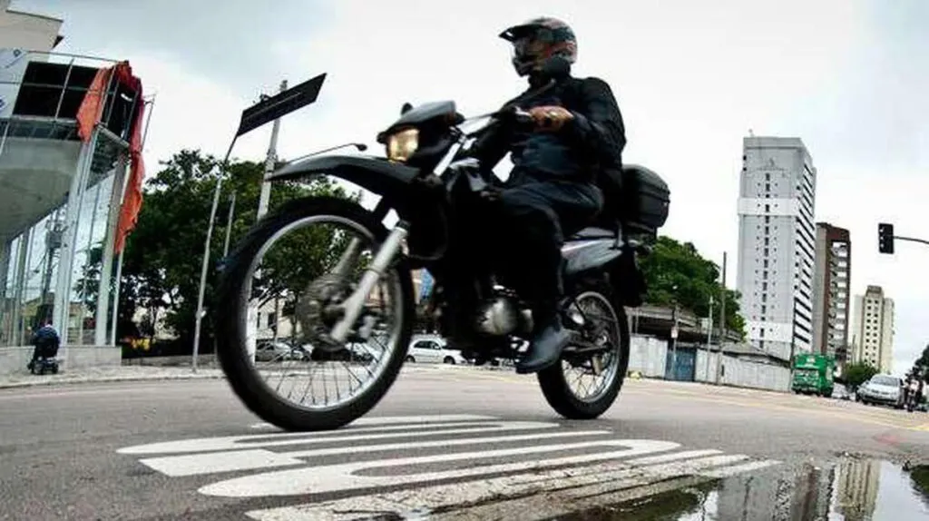 Agentes também podem abordar motos estacionadas