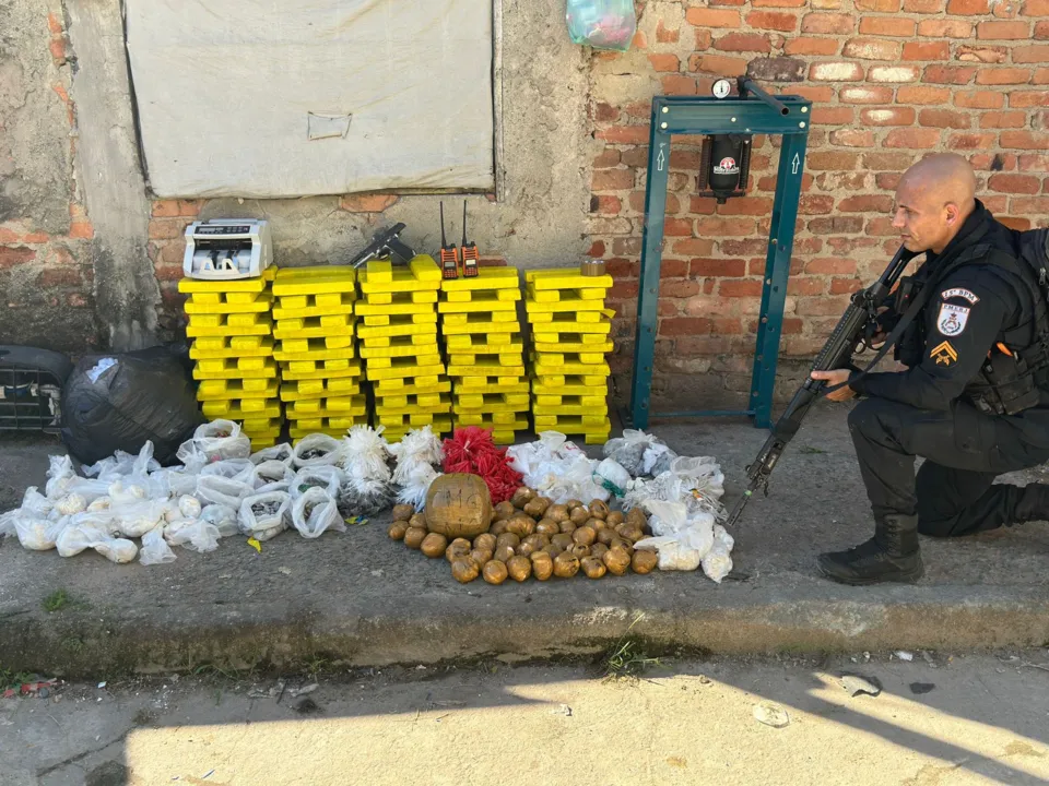 Políciais do 15° BPM (Duque de Caxias) apreenderam farta quantidade de drogas