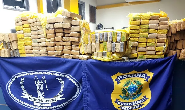 Apreensão de 200 quilos de maconha na Presidente Dutra