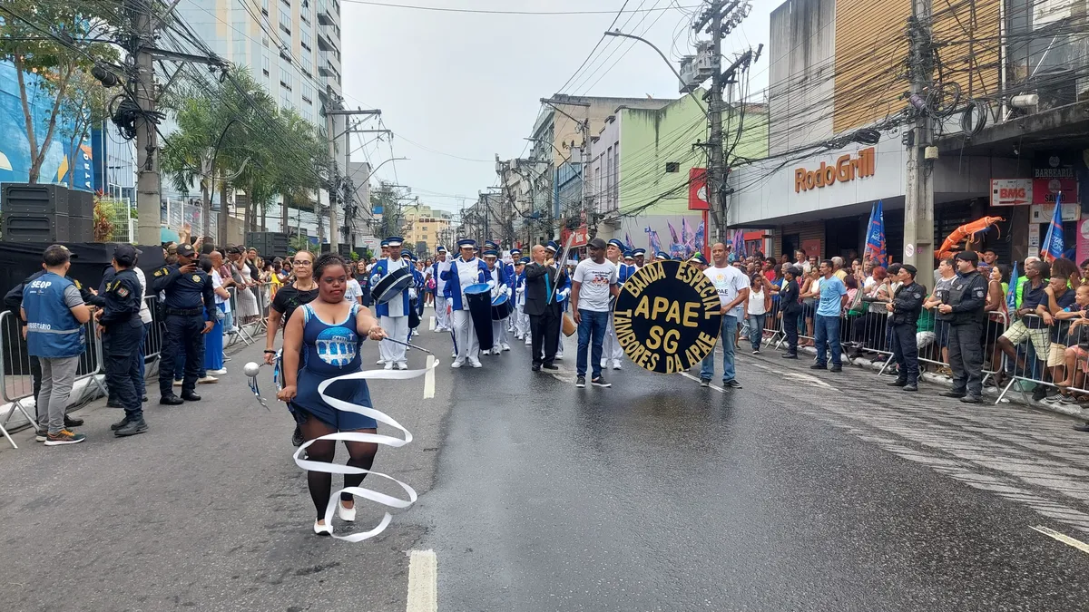 Nem a chuva tirou o brilho das escolas