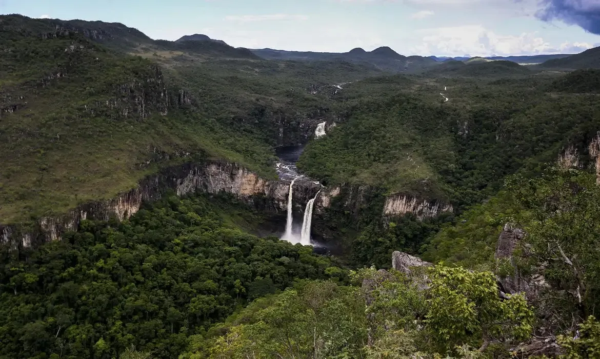 O fogo teve início ontem (25) dentro do parque, próximo à Vila de São Jorge