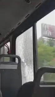 Ônibus com vidro quebrado por tiros na Avenida Brasil