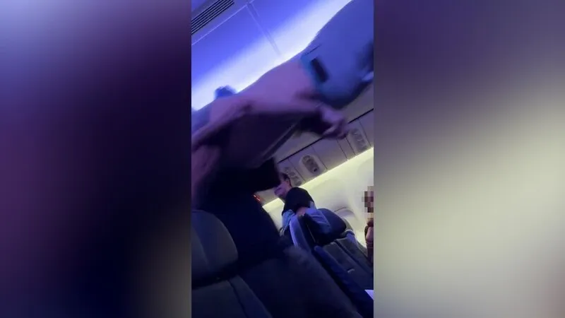 Amarrado, passageiro foi carregado por agentes para fora do avião