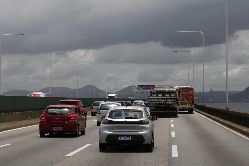 Tempo deve ficar nublado e com possibilidade de pancadas de chuva