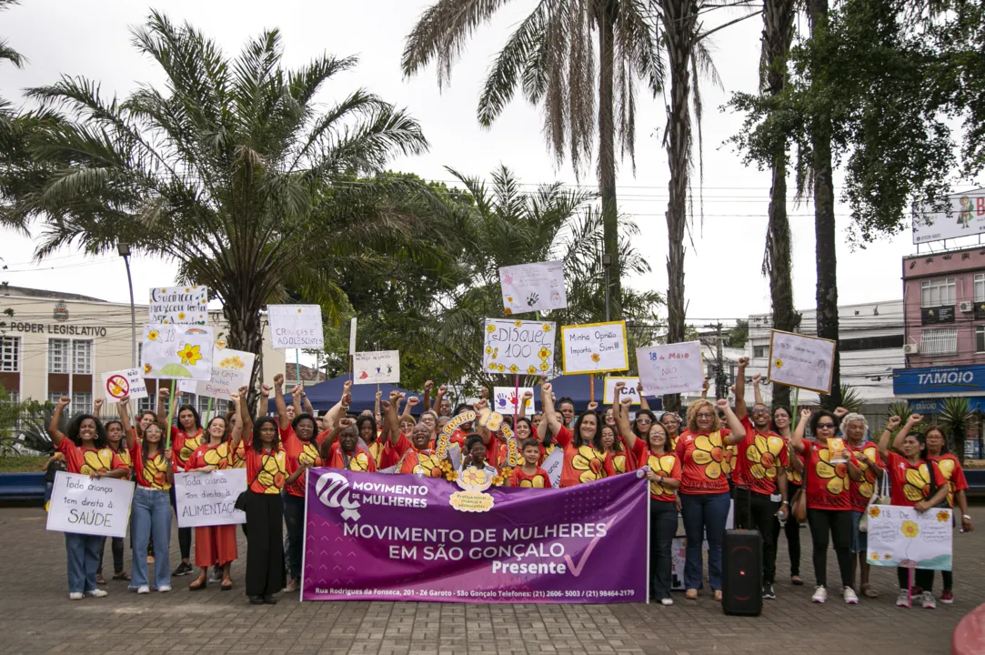Movimento reuniu dezenas de pessoas na manhã desta quinta-feira (16)