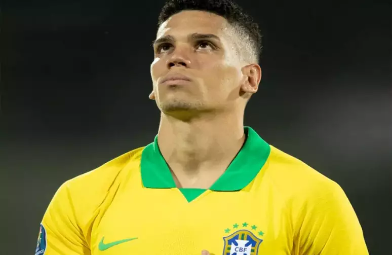 O atacante Paulinho foi alvo de intolerância religioso após a derrota da seleção brasileira