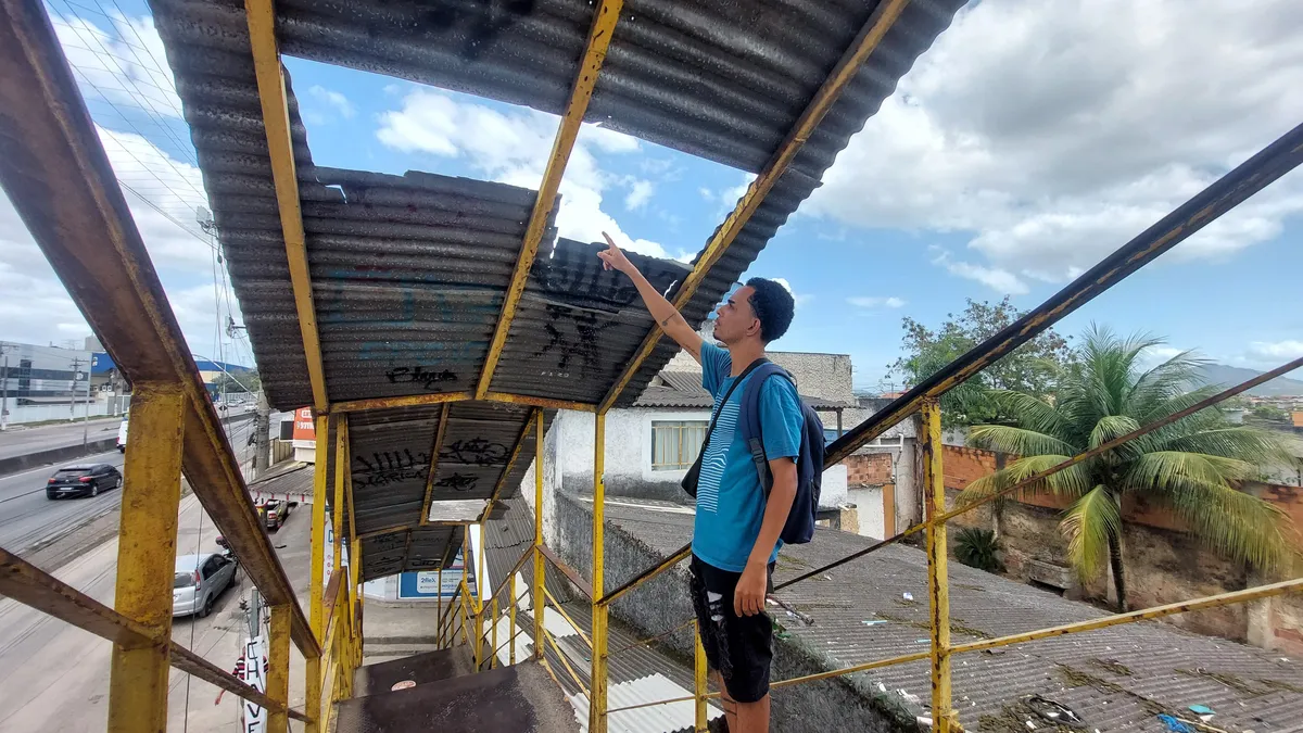 Morador denuncia estado precário em que se encontra passarela do bairro Laranjal