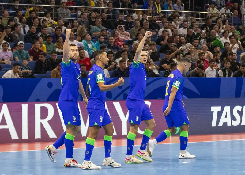 Brasil vence de virada e está na final da Copa do Mundo de Futsal