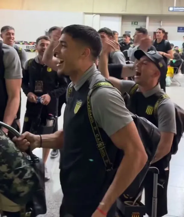 Jogadores e torcedores do Peñarol comemoram vitória sobre o Flamengo, no Maracanã