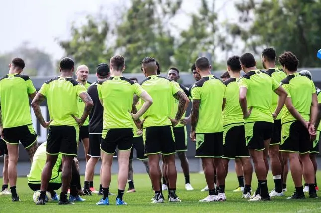 Elenco do Vasco se preparando para o confronto contra o Athletico-PR, pela Copa do Brasil