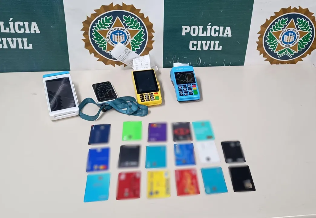 Com o preso, foram encontrados 18 cartões de crédito e três máquinas de pagamento