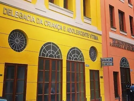 Mãe é presa depois de confessar torturara a própria filha com uma sacola plástica