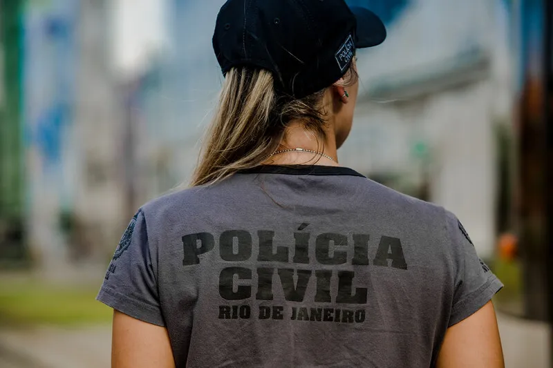 O criminoso ofereceu forte resitência e jogou o veículo contra um dos policiais, além de ter efetuado disparos de arma de fogo.