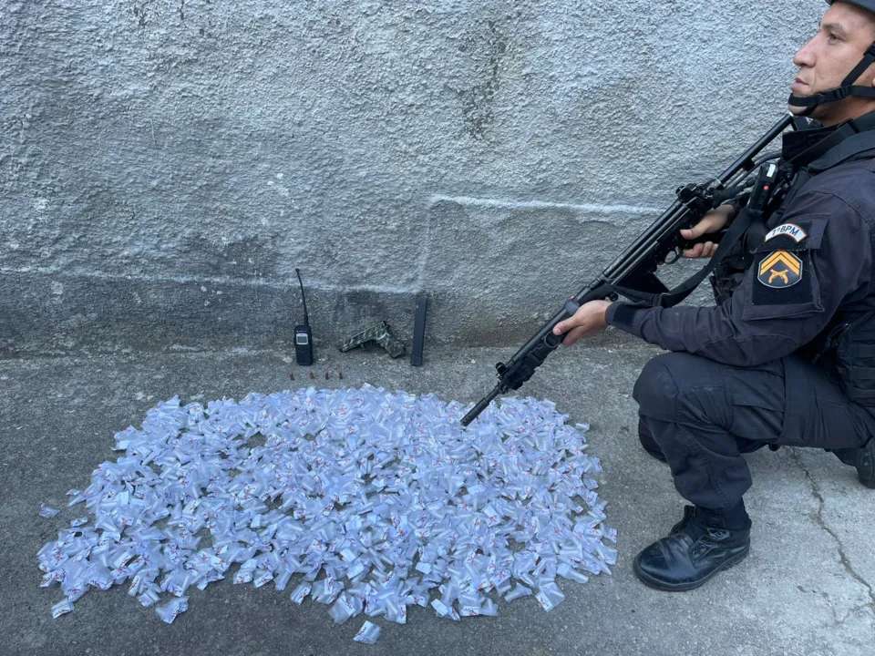 Após buscas, foi encontrado no local farto material entorpecente, além de uma pistola, carregador e quatro munições