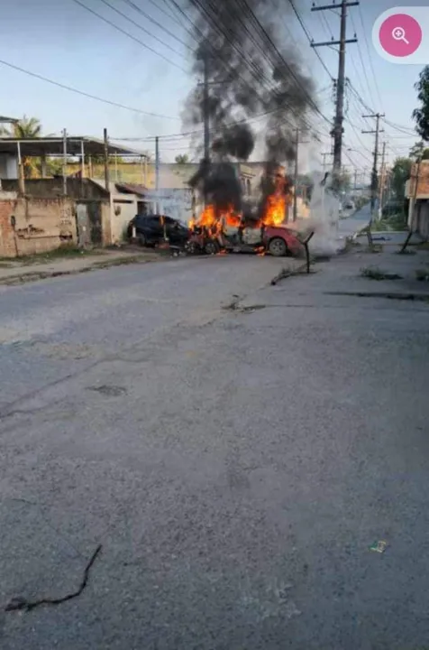 Segundo informações preliminares, criminosos reagiram à presença policial ateando fogo em barricadas e carros