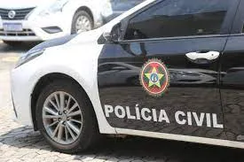 Até o momento, cinco pessoas foram presas, sendo três alvos da operação e duas consideradas foragidas