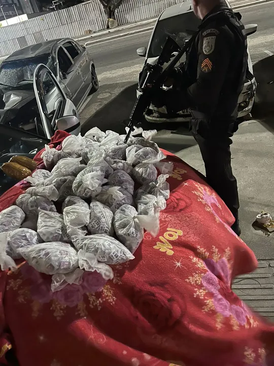 Foram encontradas 4.650 cápsulas de cocaína, 1.500 pedras de crack e 54 buchas de maconha