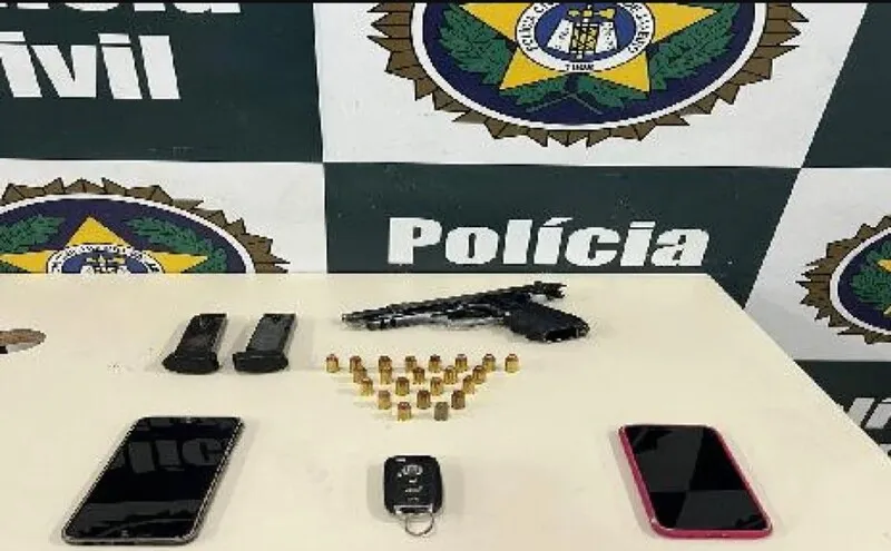 Pistola, carregadores e munições foram apreendidas durante ação que capturou miliciano