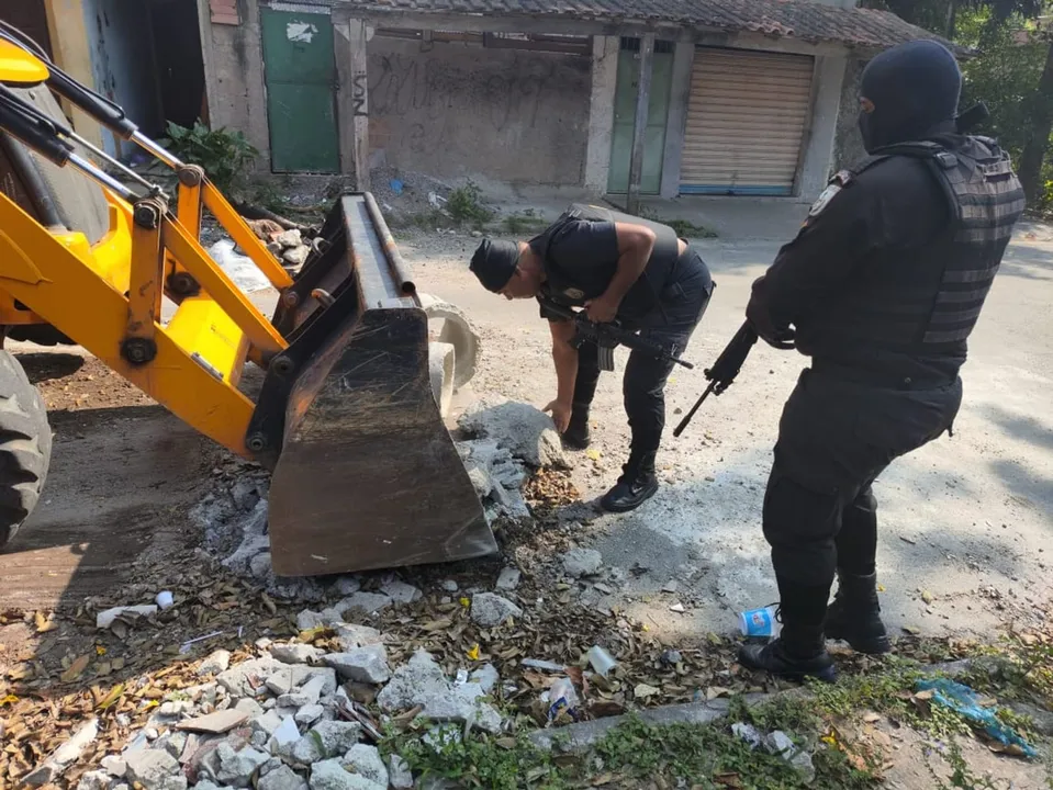 As barricadas, feitas de concreto, entulho e outros materiais, eram utilizadas por facções criminosas para dificultar o acesso das forças de segurança