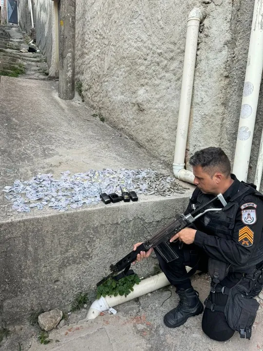 Ao todo, foram encontrados 252 invólucros de maconha, 242 pedras de crack e 226 pinos de cocaína