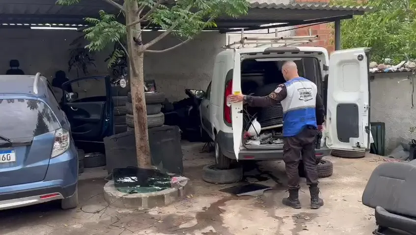 Oficina no Jardim Ferma recebia veículos roubados para desmanche, segundo Polícia