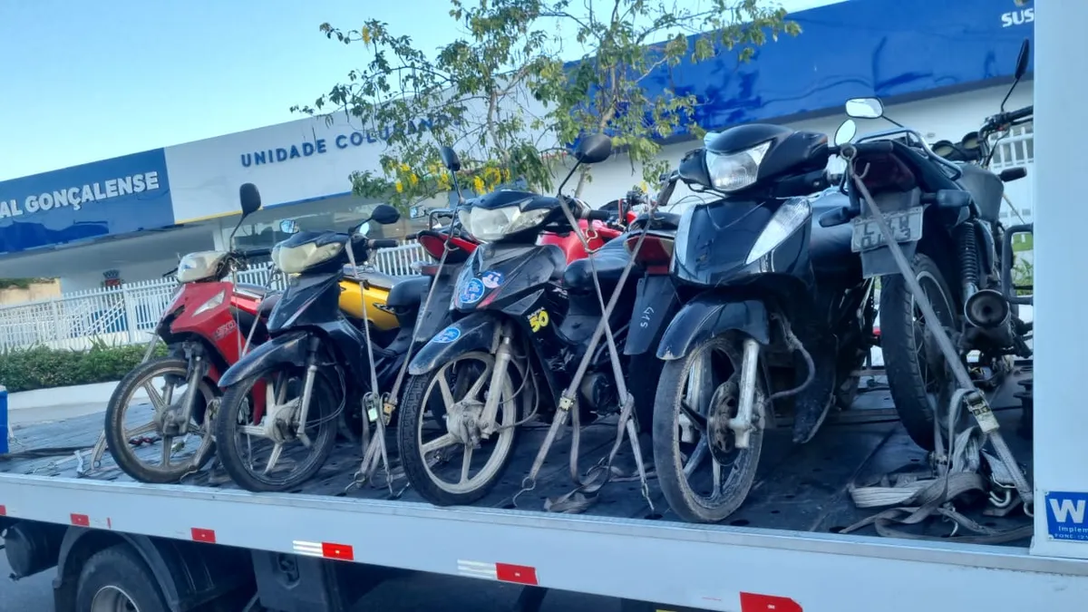 Motos são rebocadas para depósito em operação da Polícia