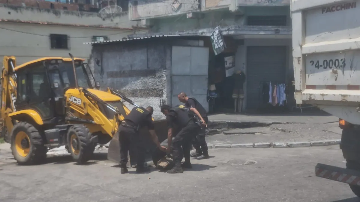 Policiais retirando barricadas